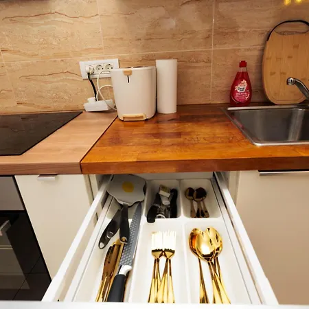 Old Town Golden Solace Apartman *